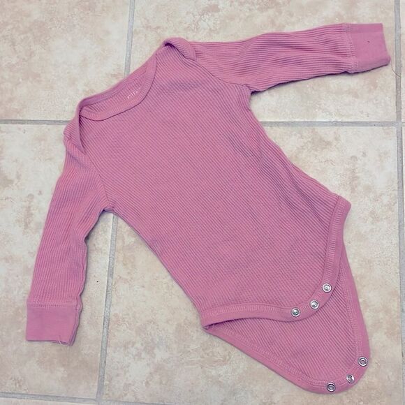 Kyle & Deena — Adorable 3-6 month Baby Girl Pink & Floral Outfit - Picture 2 of 7